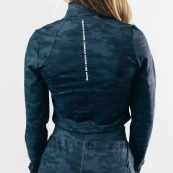 Alphalete Blue Camo Crop Zip Jacket - Picture 2 of 3
